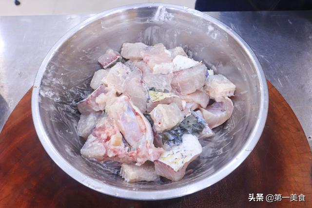 美食制作：鱼肉火锅，鱼块裹淀粉